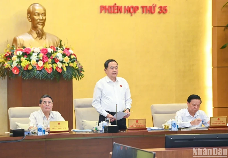 NA Chairman Tran Thanh Man speaks at the 35th meeting of the NA Standing Committee. (Photo: DUY LINH)