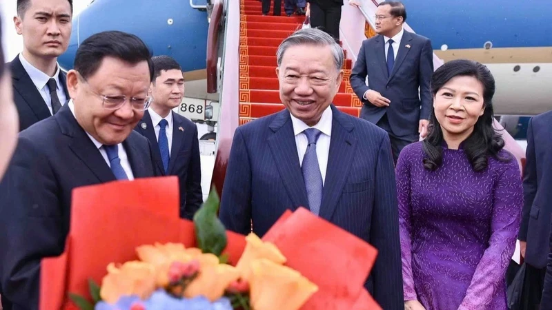 Party General Secretary, State President To Lam, and his spouse at Baiyun International Airport in Guangzhou city, China's Guangdong province. (Photo: VNA)