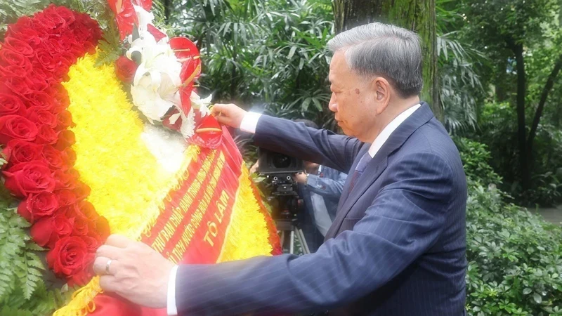 Party General Secretary and State President To Lam pays floral tribute to martyr Pham Hong Thai at his grave in the Huang Hua Gang Memorial Park. (Photo: VNA)