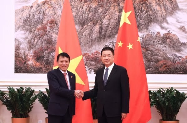 Vietnamese Minister of Public Security Sen. Lieut. Gen. Luong Tam Quang (L) and his Chinese counterpart Wang Xiaohong (Photo: VNA)