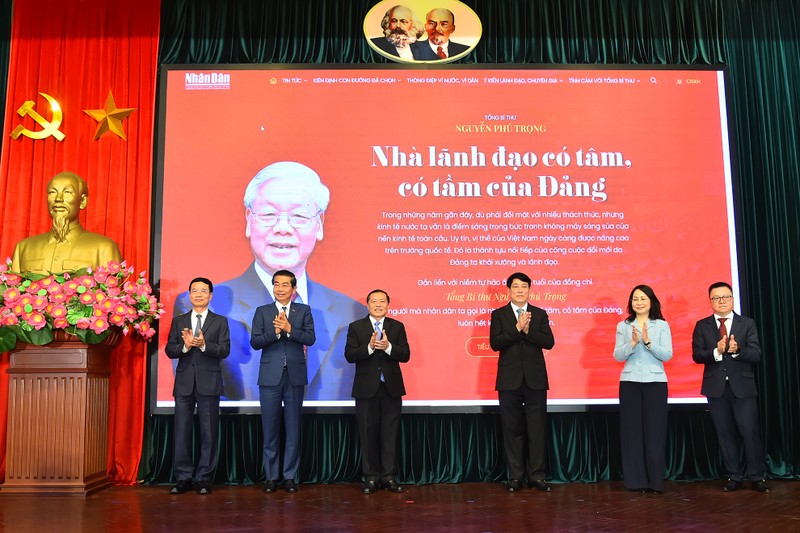 Politburo member and standing member of the Party Central Committee’s Secretariat Luong Cuong and delegates launch the special page on the Party chief entitled ‘General Secretary Nguyen Phu Trong – A dedicated and visionary leader of the Party’.