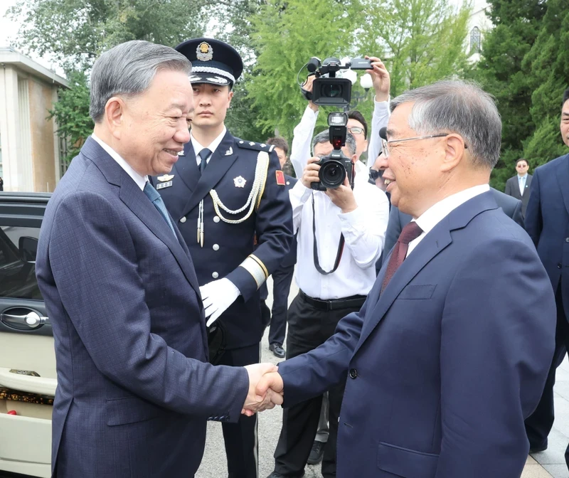 Li Shulei, Politburo member, Secretary of the CPC Central Committee’s Secretariat and head of the CPC Central Committee’s Publicity Department and leaders of the Central Party School of Communist Party of China welcome General Secretary and President To Lam. 