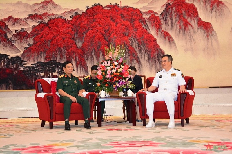 Minister of National Defence Gen. Phan Van Giang (L) and his Chinese counterpart Sen. Lieut. Gen Dong Jun (Photo: VNA)