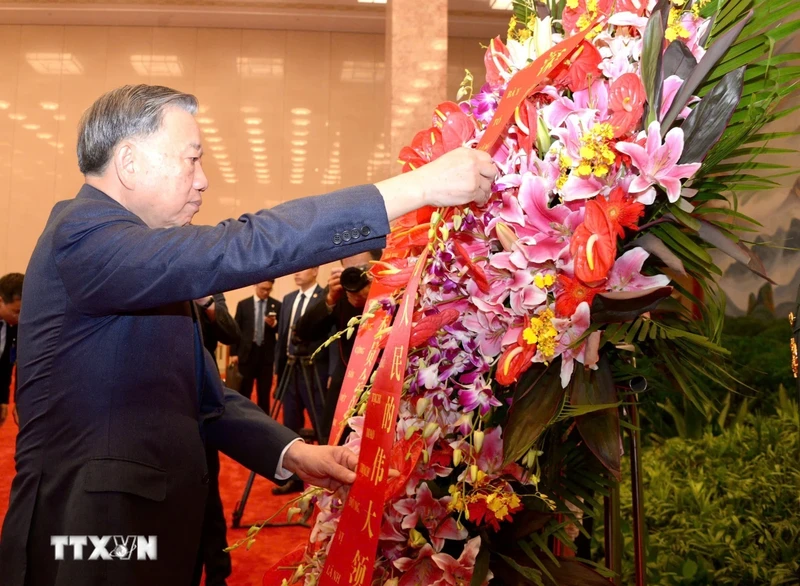 General Secretary and President To Lam pays a floral tribute to President Mao Zedong at the memorial house.