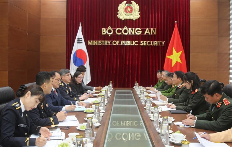 At the talks between Minister of Public Security Sen. Lieut. Gen. Luong Tam Quang and Commissioner General of the Korea Coast Guard Kim Jong-uk in Hanoi on August 26 (Photo: VNA)