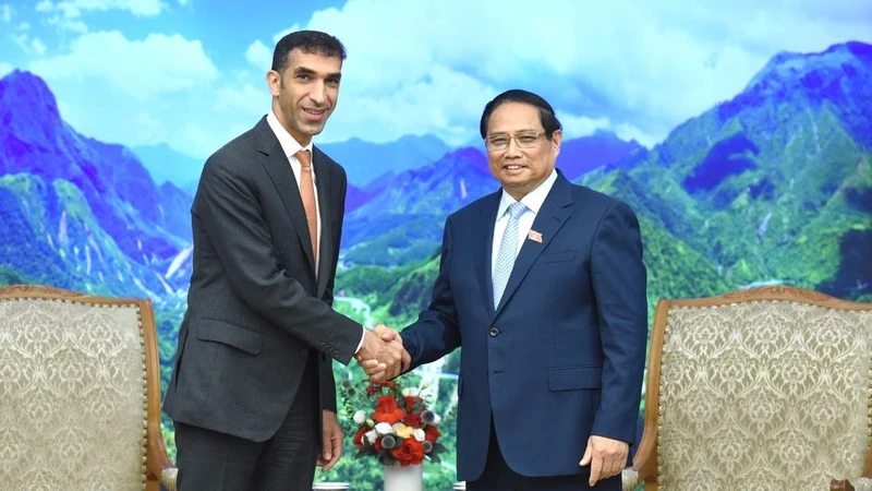 Prime Minister Pham Minh Chinh (R) and UAE Minister of State for Foreign Trade Thani bin Ahmed Al Zeyoudi in Hanoi on August 26 (Photo: NDO)