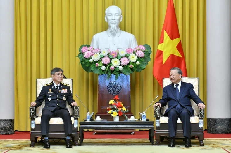 General Secretary of the Communist Party of Vietnam Central Committee, State President To Lam (R) and Commissioner General of the Korea Coast Guard Kim Jong-uk (Photo: NDO)