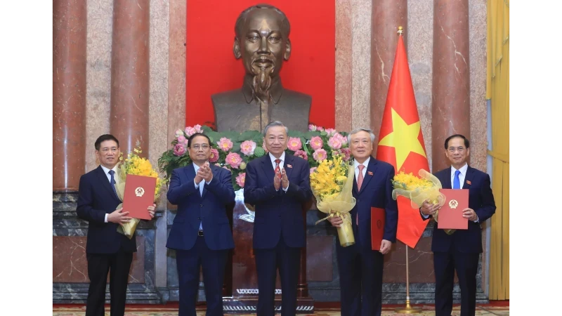 General Secretary of the Communist Party of Vietnam (CPV) Central Committee and State President To Lam (central) presents appointment decisions to three new Deputy Prime Ministers. (Photo: NDO)