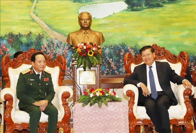 General Secretary of the Lao People's Revolutionary Party (LPRP) Central Committee and President of Laos Thongloun Sisoulith (R) receives Chairman of the General Department of Politics under the Vietnam People’s Army (VPA) Senior Lieutenant General Trinh Van Quyet. (Photo: VNA)