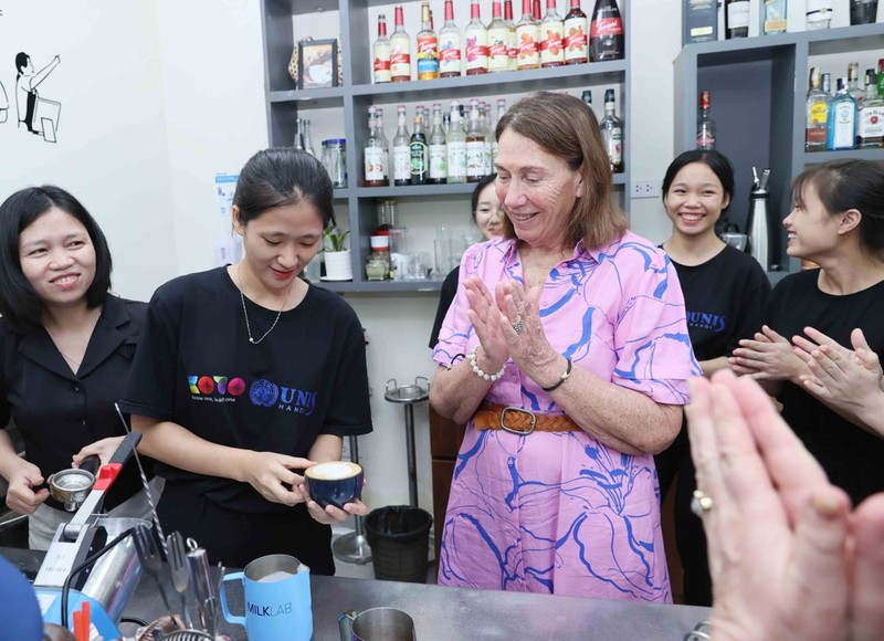 President of the Australian Senate Sue Lines visits the KOTO humanitarian vocational training centre in Tien Du district, Bac Ninh province on August 26. (Photo: VNA)