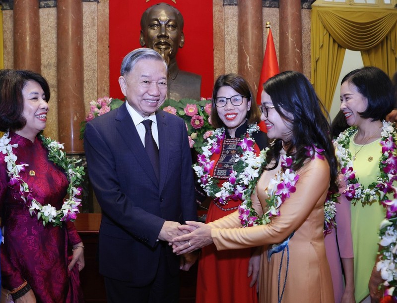 Party General Secretary and State President To Lam hosts civil servants, public employees and workers who have shown strong performance in the “Good advice, Good service” movement in the 2019-2024 period (Photo: VNA)