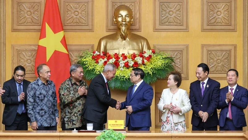 Prime Minister Pham Minh Chinh receives a delegation of ASEAN BAC chairmen led by ASEAN BAC Chair 2024 and President of the Lao Chamber of Commerce and Industry Oudet Souvannavong in Hanoi on September 13. (Photo: NDO)