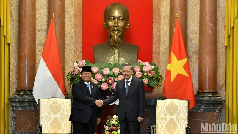 Party General Secretary and State President To Lam ( right) receives Indonesian President-elect Prabowo Subianto in Hanoi. (Photo: NDO)