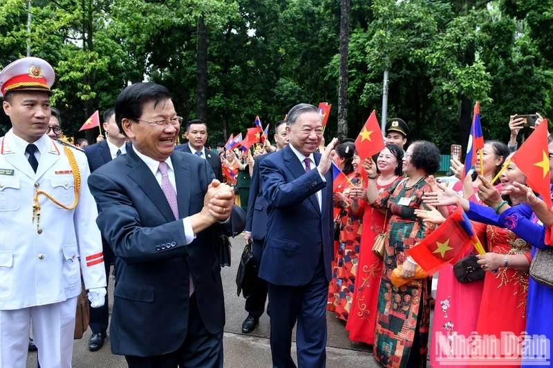 General Secretary of the Lao People’s Revolutionary Party Central Committee and President of Laos Thongloun Sisoulith welcomed in Hanoi. (Photo: NDO)