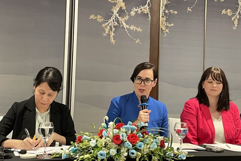 US Under Secretary for Trade and Foreign Agricultural Affairs Alexis Taylor (center) speaks at the press briefing in Hanoi (Photo: VNA)