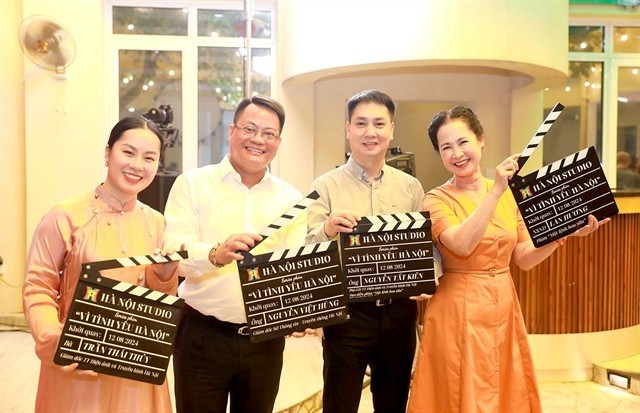 People's Artist Lan Huong (right) and director Nguyen Tat Kien (second right) at the launch of film project " For the Love of Hanoi". (Photo: danviet.vn)