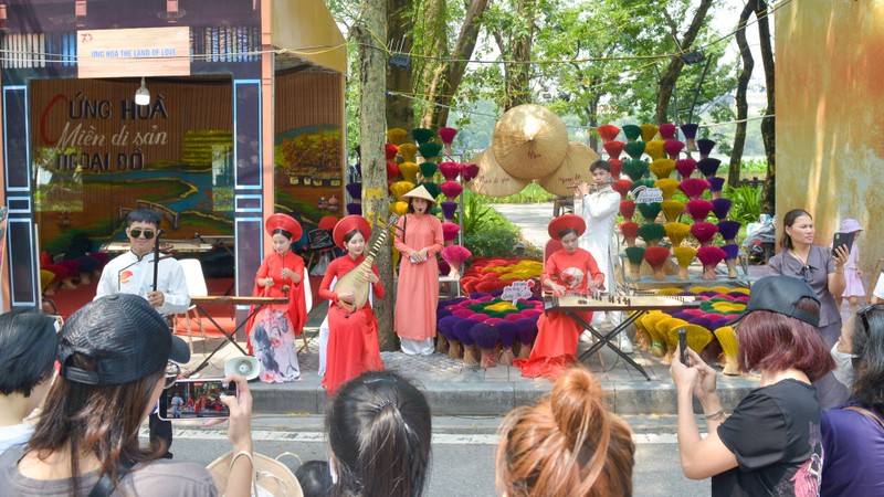 The cultural space “Ung Hoa - Suburban heritage land” is decorated and shaped with colourful incense bundles and combined with traditional music.