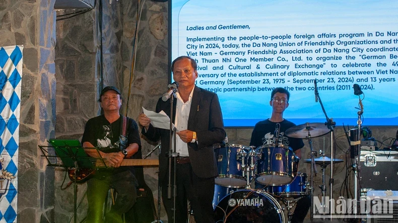 Nguyen Huu Lai, Chairman of the Vietnam-Germany Friendship Association in Da Nang speaks at the event. (Photo: NDO)