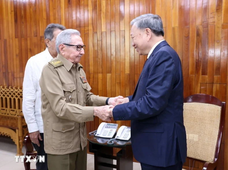 Party General Secretary and President To Lam meets leader of the Cuban revolution, General Raul Castro Ruz.