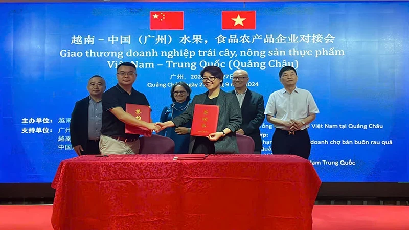 Betrimex and Jiangnan Market Imported Fruit Chamber of Commerce sign the MoU.