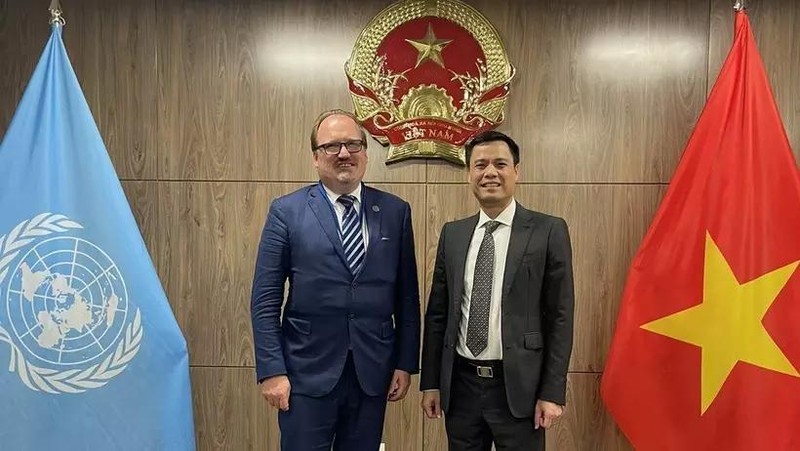 Ambassador Dang Hoang Giang, Permanent Representative of Vietnam to the United Nations (R) and Andreas Schaal, Director for OECD Global Relations and Cooperation, as well as the OECD Sherpa to the G7, the G20 and APEC. (Photo: VNA)