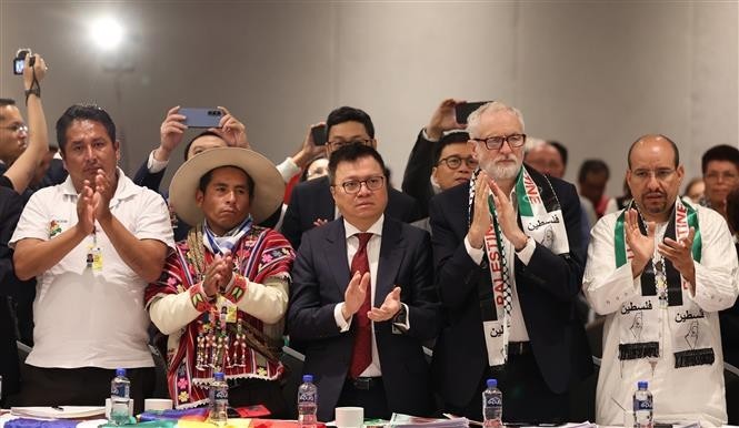 Member of the Communist Party of Vietnam Central Committee and Vice Chairman of its Commission for Information and Education Le Quoc Minh (centre) at the 27th international conference “Political parties and a new society” in Mexico City. (Photo: VNA)