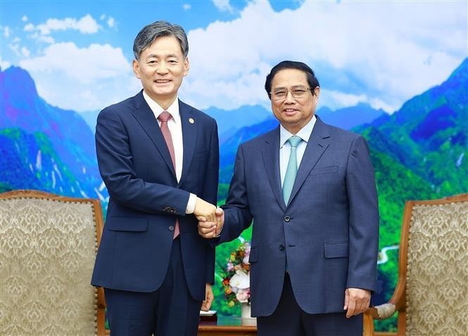 PM Pham Minh Chinh (R) and KPNA Commissioner General Cho Ji-ho. (Photo: VNA)