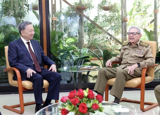 General Secretary of the Communist Party of Vietnam Central Committee and State President To Lam (L) and leader of the Cuban revolution General Raul Castro Ruz. (Photo: VNA)