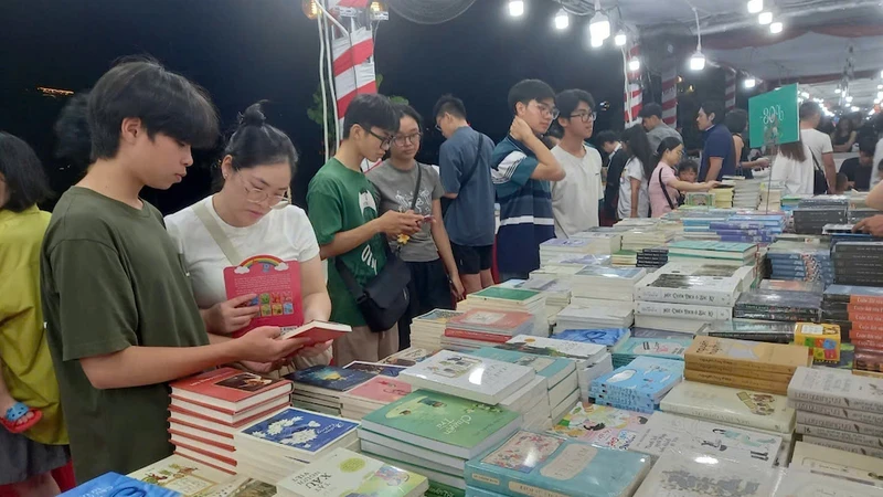 The book fair attracts young readers. (Photo: NDO)