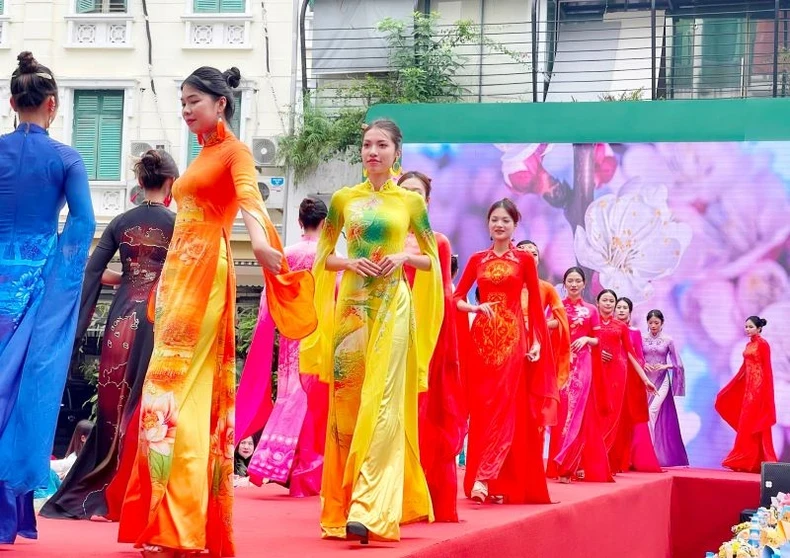 A performance of Ao Dai at the ceremony (Photo: Bao Lam)