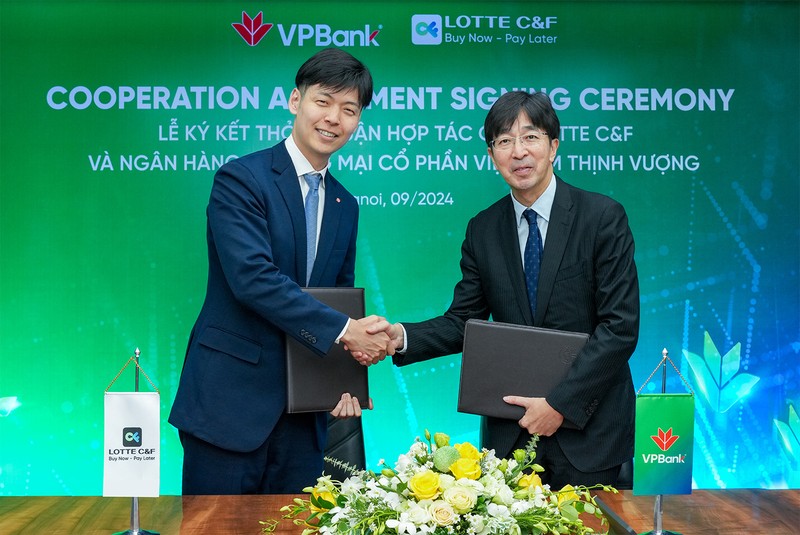 Representatives of VPBank & LOTTE C&F sign the MOU.