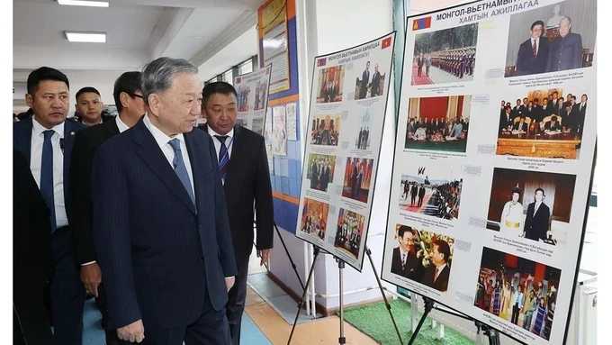 Party General Secretary and State President To Lam visits Inter-Level School No.14 named after President Ho Chi Minh in Mongolia. (Photo: VNA)