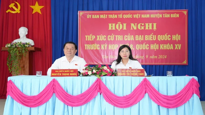 Politburo member Nguyen Trong Nghia (left) at the meeting with voters in Tinh Bien District. 