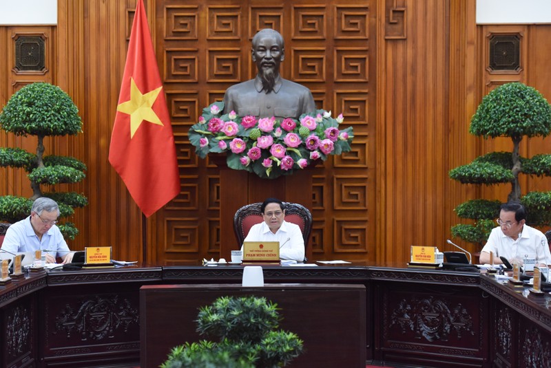 The PM chairs the meeting on building international financial centres in Vietnam.