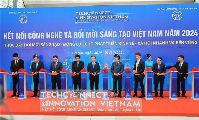 Delegates cut the ribbon to open the Techconnect and Innovation Vietnam 2024 in Hanoi on September 30. (Photo: VNA)