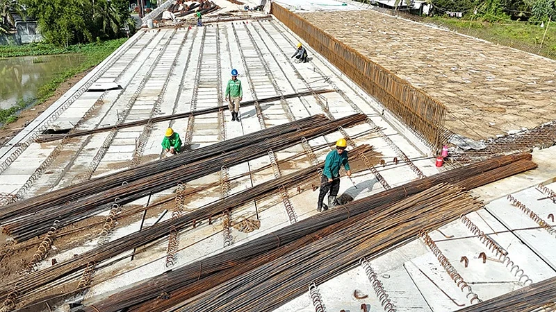 Can Tho-Hau Giang Expressway is under construction. (Photo: MY LE)