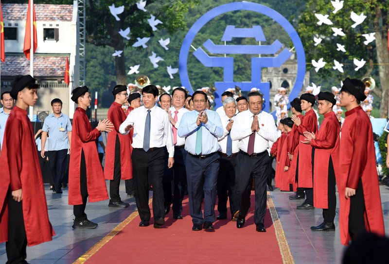 Prime Minister Pham Minh Chinh and Politburo member and standing member of the Secretariat Luong Cuong and other delegates attend the Cultural Festival for Peace 