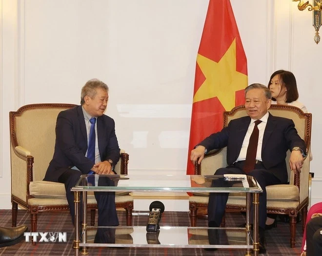 Party General Secretary and State President To Lam (R) and Nguyen Hai Nam, Chairman of the France-Vietnam Friendship Association (AAFV), at their meeting in Paris on October 7. (Photo: VNA)