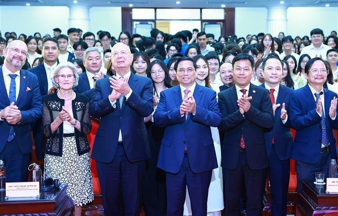 Prime Minister Pham Minh Chinh and Founder and Executive Chairman of the World Economic Forum (WEF) Professor Klaus Schwab have an exchange with nearly 500 students from universities in Hanoi. (Photo: VNA)