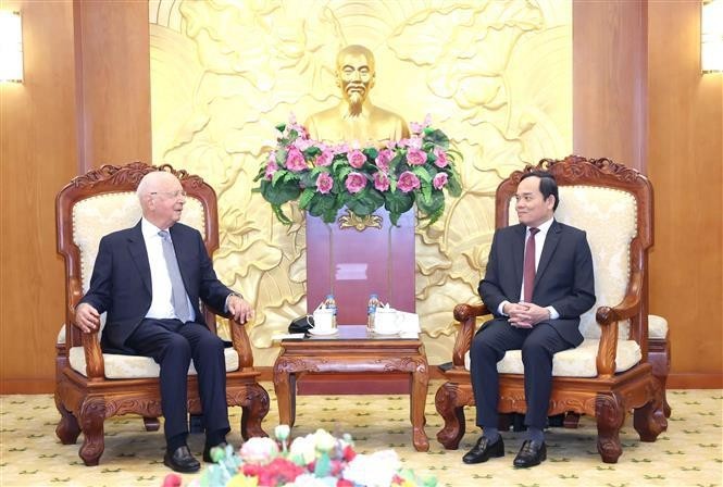 Tran Luu Quang (R), Chairman of the Party Central Committee's Economic Commission, and visiting Prof. Klaus Schwab, Founder and Executive Chairman of the World Economic Forum (WEF), at their meeting in Hanoi on October 7.