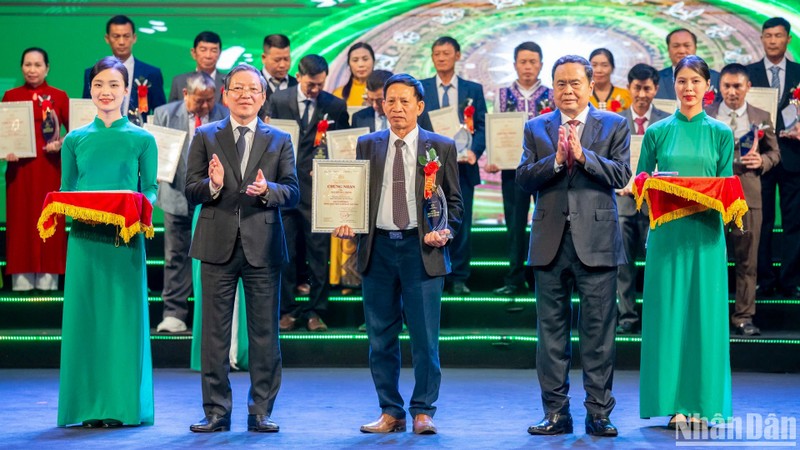 NA Chairman Tran Thanh Man and Chairman of the Vietnam Farmers’ Union Luong Quoc Doan present the certificate to outstanding Vietnamese farmers.