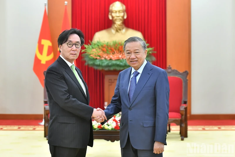 Party General Secretary and President To Lam and Special Advisor on Foreign Affairs and Security, Special Envoy of the RoK President, Chang Ho-jin.