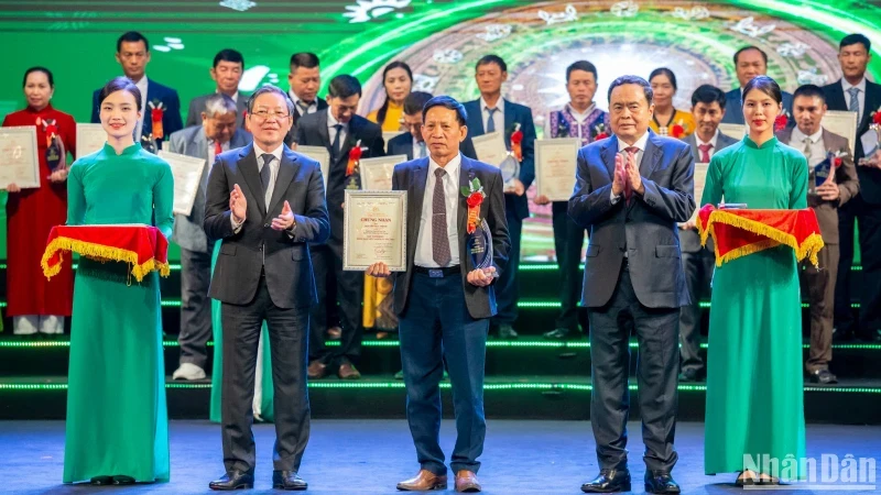 National Assembly Chairman Tran Thanh Man and outstanding farmers honoured at the ceremony. (Photo: NDO)