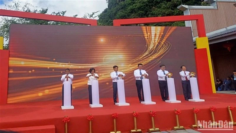 Delegates launch the official opening of the Ban Gioc (Vietnam) - Detian (China) Waterfalls landscape site. (Photo: NDO)