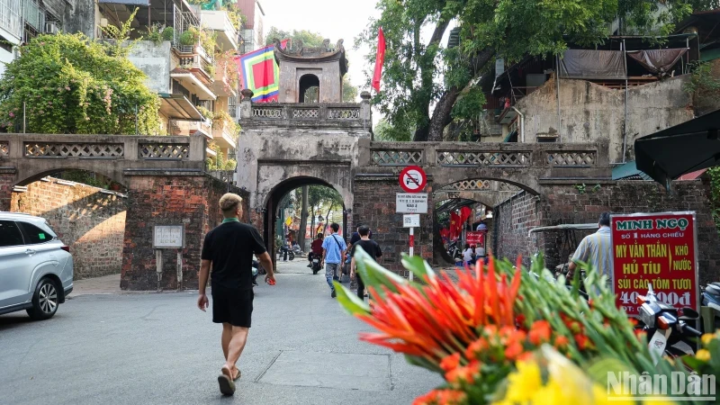 The peaceful beauty of Hanoi's autumn attracts many international visitors