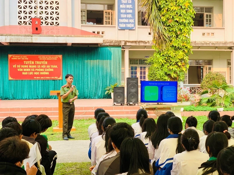 Tan Uyen High School in the northern province of Lai Chau organises a thematic activity focusing on promoting safe and civilised use of social media and preventing school violence. 