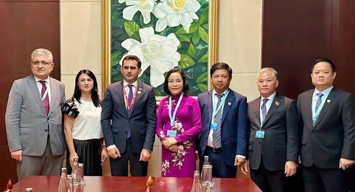 Vice Chairwoman of the National Assembly (NA) Nguyen Thi Thanh, her Armenian counterpart Hakob Arshakyan and other delegates at the meeting. (Photo: daibieunhandan.vn)