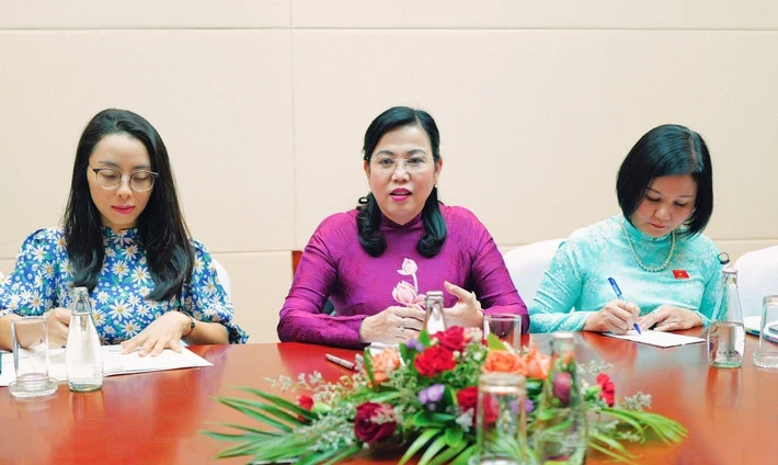 Chairwoman of the National Assembly (NA)'s Committee for Deputy Affairs Nguyen Thanh Hai (centre) speaks at the meeting (Photo: qdnd.vn)