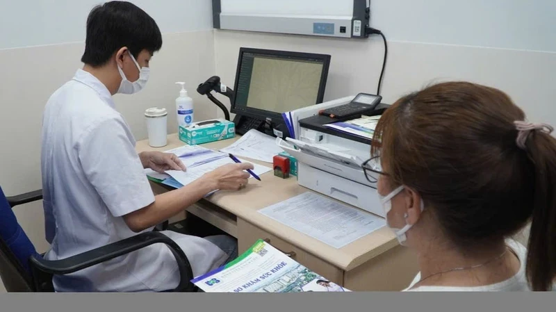 A woman is examined and consulted at the hospital.