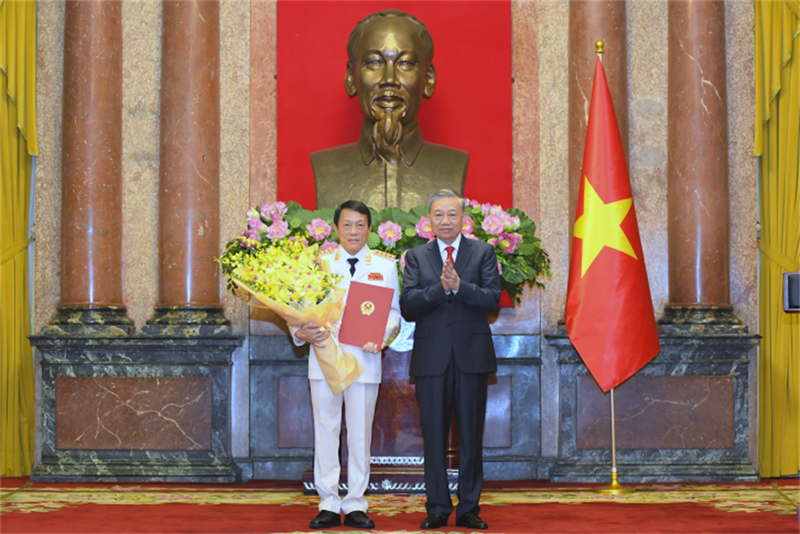 Party General Secretary and President To Lam hands over promotion decisions to Minister of Public Security Luong Tam Quang. (Photo: VNA)